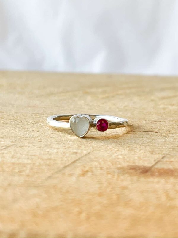 Ring met kleine hartje en geboortesteen