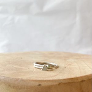 Summer duo: stack met ring driehoek mini en ring geboortesteen klein