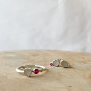 Summer duo: ring en oorbellen kleine hartjes en geboortestenen