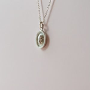 Hanger met gezichtje in reliëf