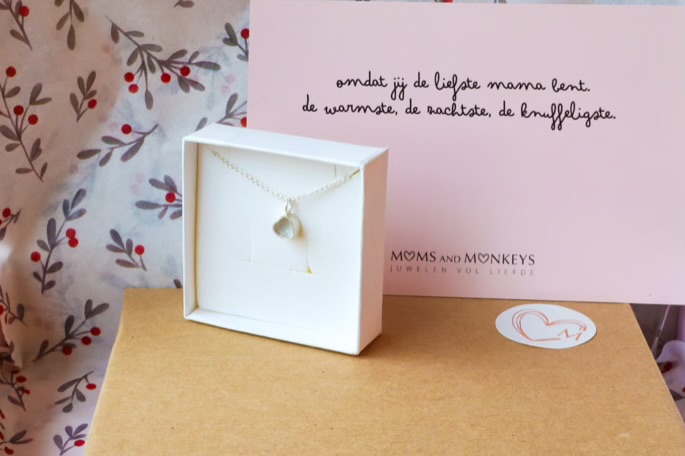 Opengewerkte ring met melksteen en 2 geboortestenen