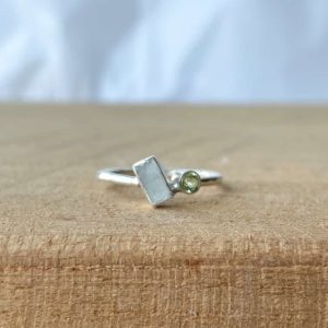 Ring met rechthoek en geboortesteen