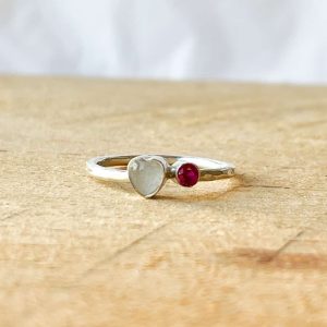 Ring met klein hartje en geboortesteen