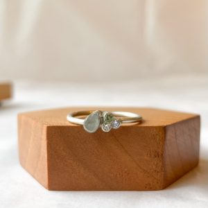 Ring met klein druppeltje en 3 geboortesteentjes