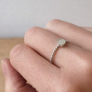 Stacking ring tors rond moedermelk