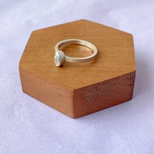 Stacking ring geboortesteen ovaal verborgen inclusie